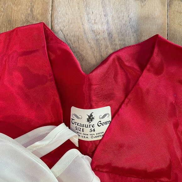 Excellent Condition Graduation Gown - Picture 6 of 8